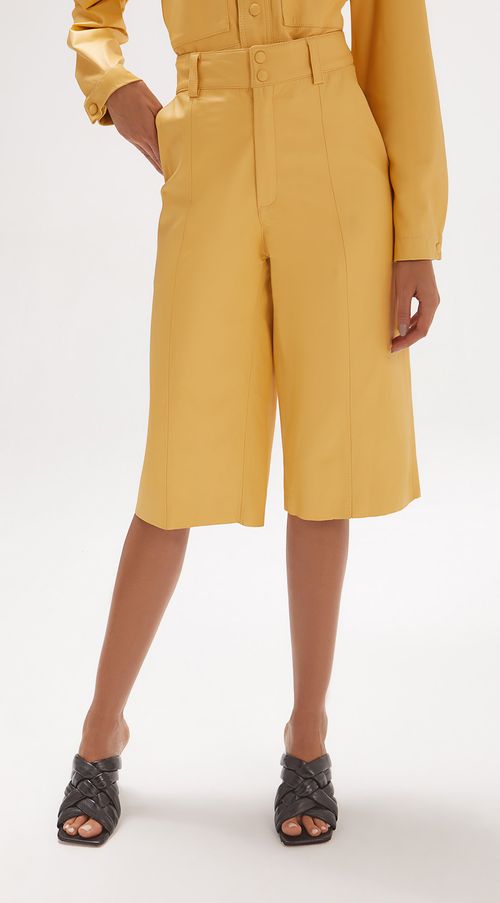 Bermuda Iódice Reta Com Recortes Amarelo