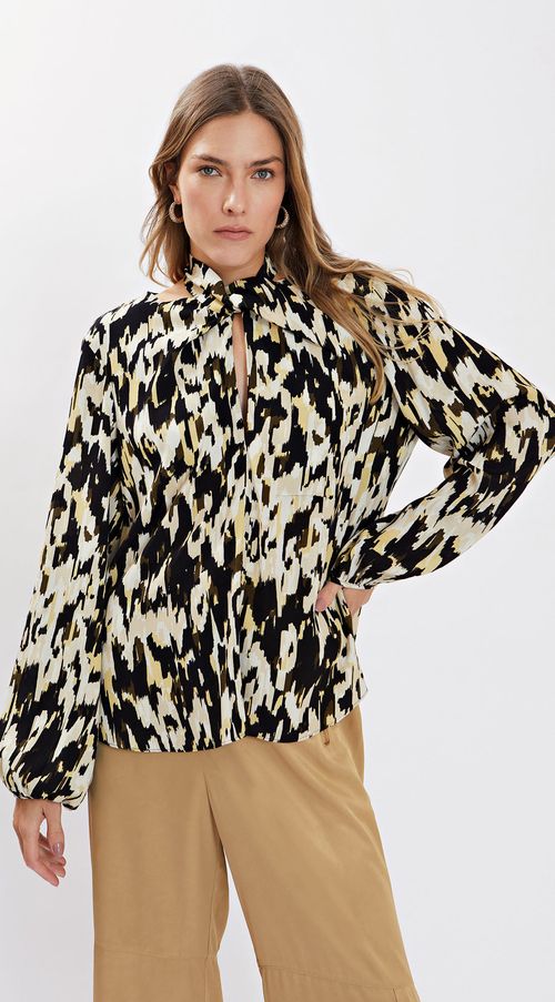 Blusa Iódice Decote Diferenciadao Manga 3/4 Detalhe Aviamento Preto