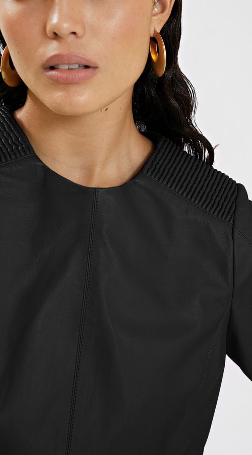 Blusa Iódice Decote Redondo Manga Curta Detalhe Nervura Preto