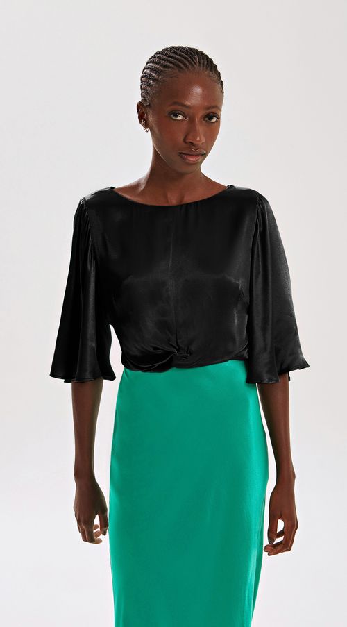 Blusa Iódice Decote Canoa Manga Curta Torção Frente Preto