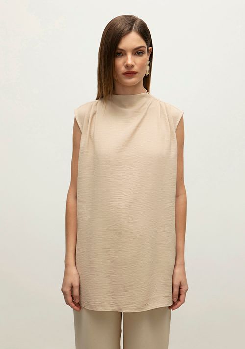 Blusa Iódice Gola Alta Cava Em V Com Pregas Bege