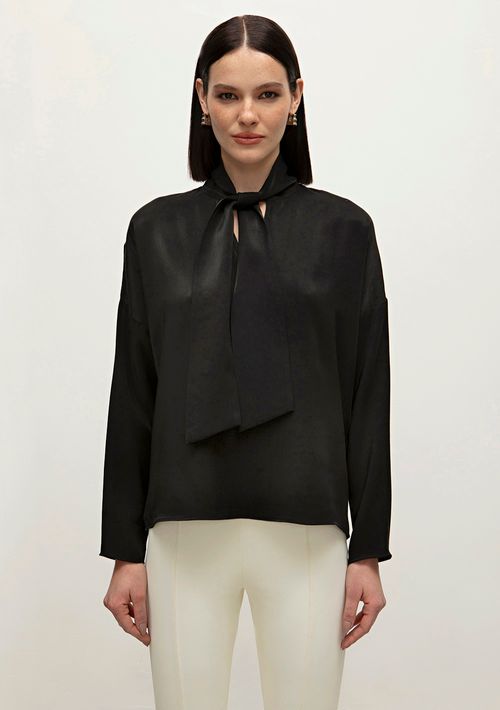 Blusa Iódice Decote Amarração Cava Deslocada Abertura Frente Preto