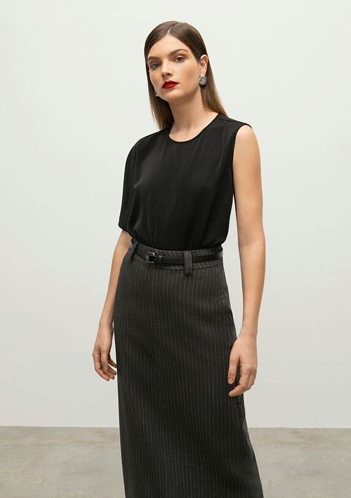 Blusa Iódice Decote Redondo Manga Curta Abertura Costas Preto