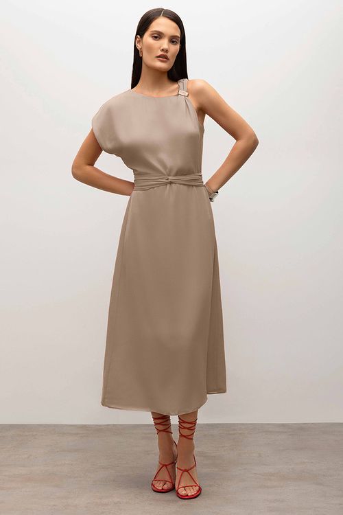 Vestido Iódice Longo Decote Assimétrico Detalhe Aviamentos Marrom