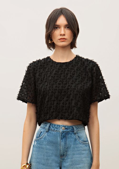 Blusa Iódice Decote Redondo Manga Curta Detalhe Trabalhado. Preto