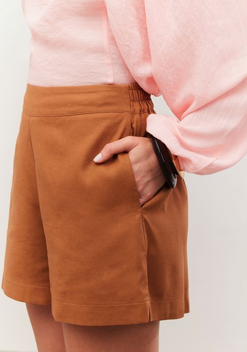 Shorts Iódice Reto Detalhe Elástico Marrom