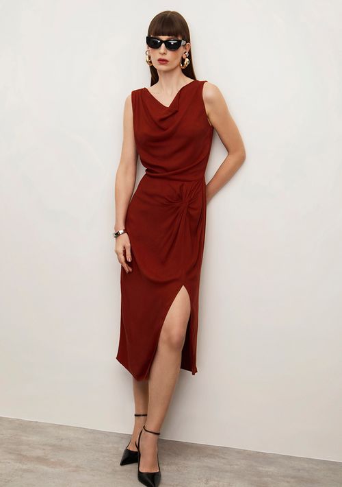 Vestido Iódice Ajustado Decote Canoa Sem Manga Midi Marrom