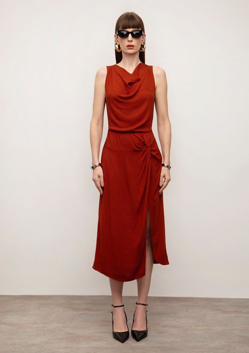 Vestido Iódice Ajustado Decote Canoa Sem Manga Midi Marrom