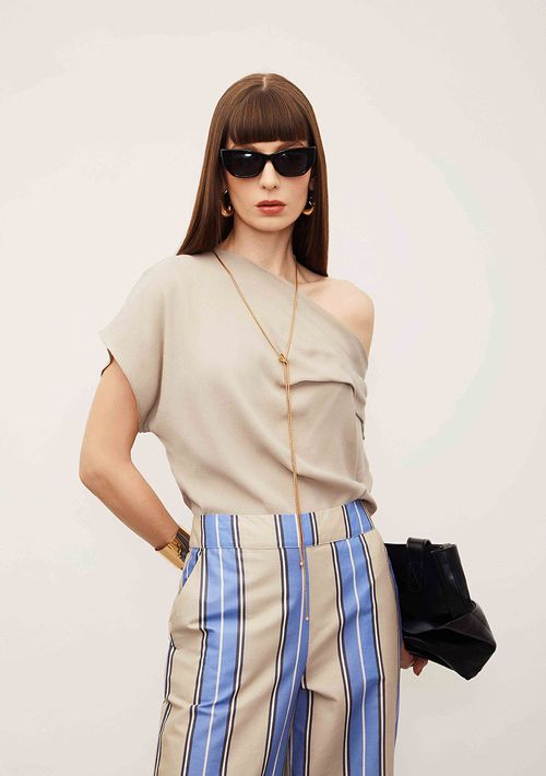 Blusa Iódice Ajustada Decote Canoa Manga Curta Padrão Cinza