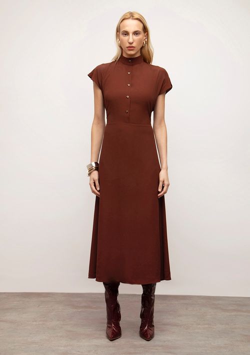 Vestido Iódice Solto Gola Alta Manga Curta Midi Marrom