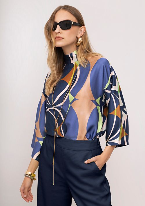 Blusa Iódice Solta Gola Alta Manga Curta Padrão Azul