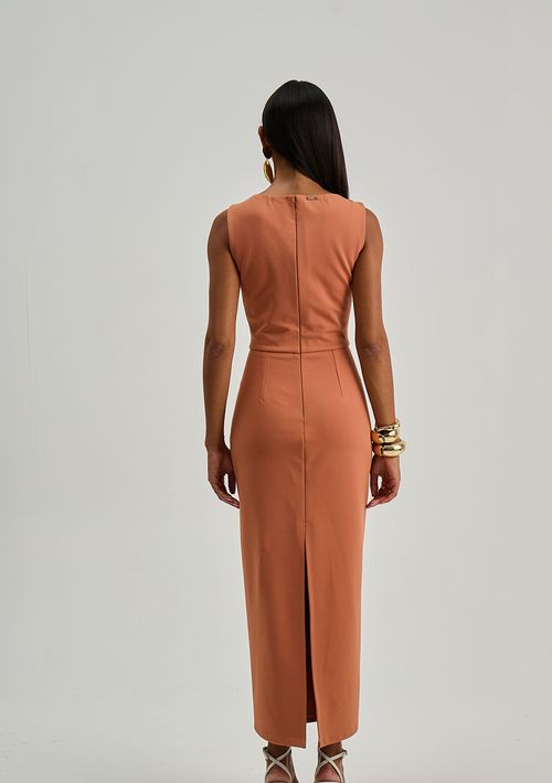 Vestido Iódice Ajustado Decote Reto Sem Manga Midi Marrom