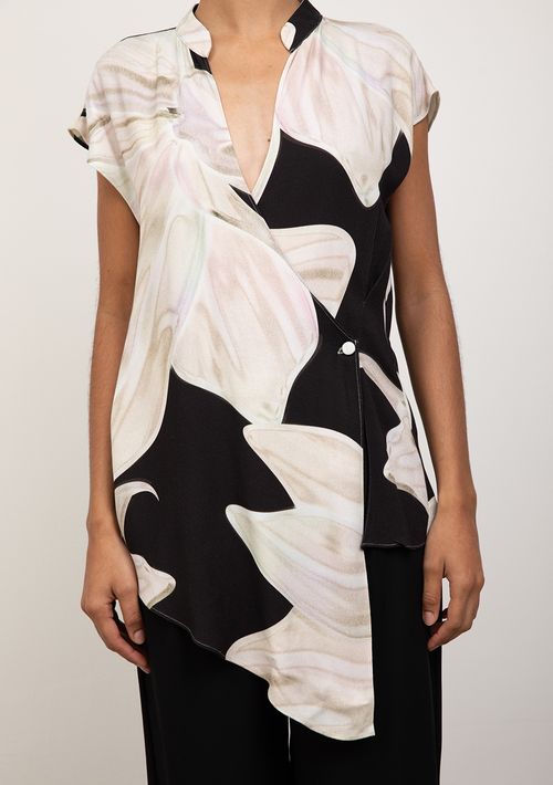 Blusa Iódice Solta Decote Transpassado Manga Curta Padrão Preto