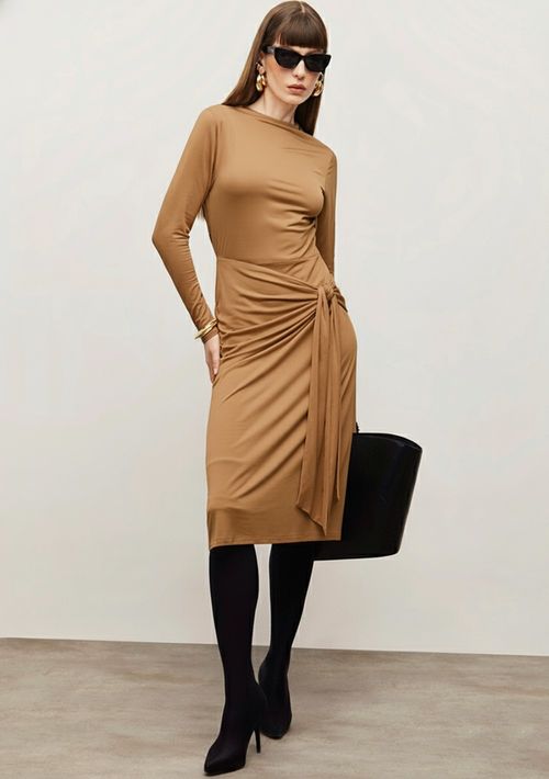 Vestido Iódice Ajustado Gola Alta Manga Longa Midi Marrom