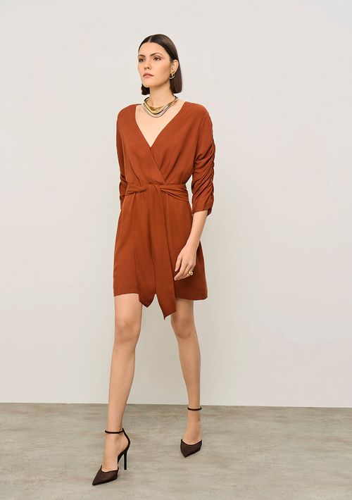 Vestido Iódice Ajustado Decote V Manga 7 Oitavos Curto Marrom