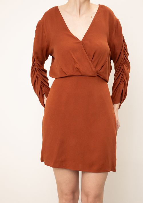 Vestido Iódice Ajustado Decote V Manga 7 Oitavos Curto Marrom