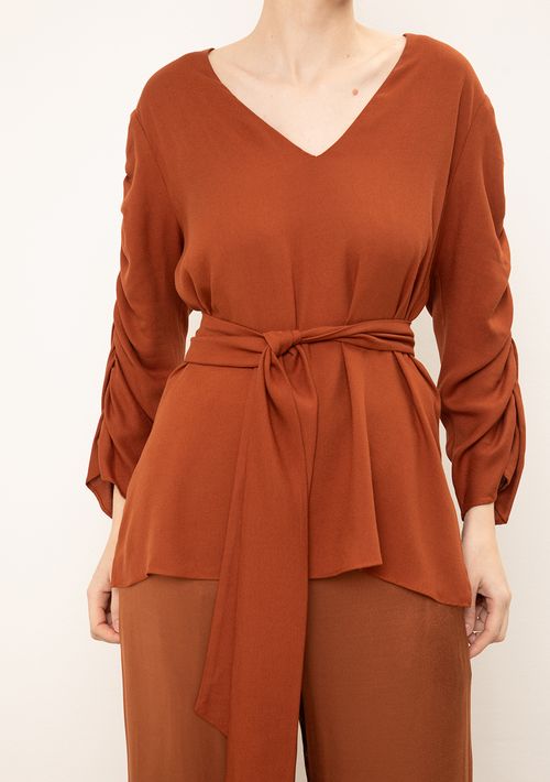 Blusa Iódice Solta Decote V Manga 7 Oitavos Padrão Marrom